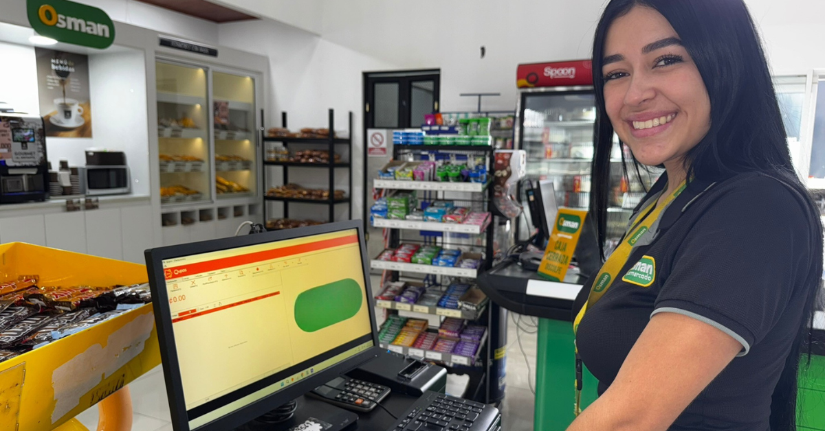 Cajera de supermercado Osman usando sistema Qupos en punto de venta