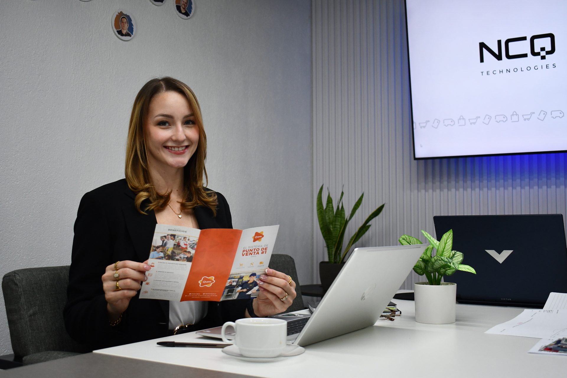 Asesora de Qupos lista para ayudarle con la implementación de su sistema