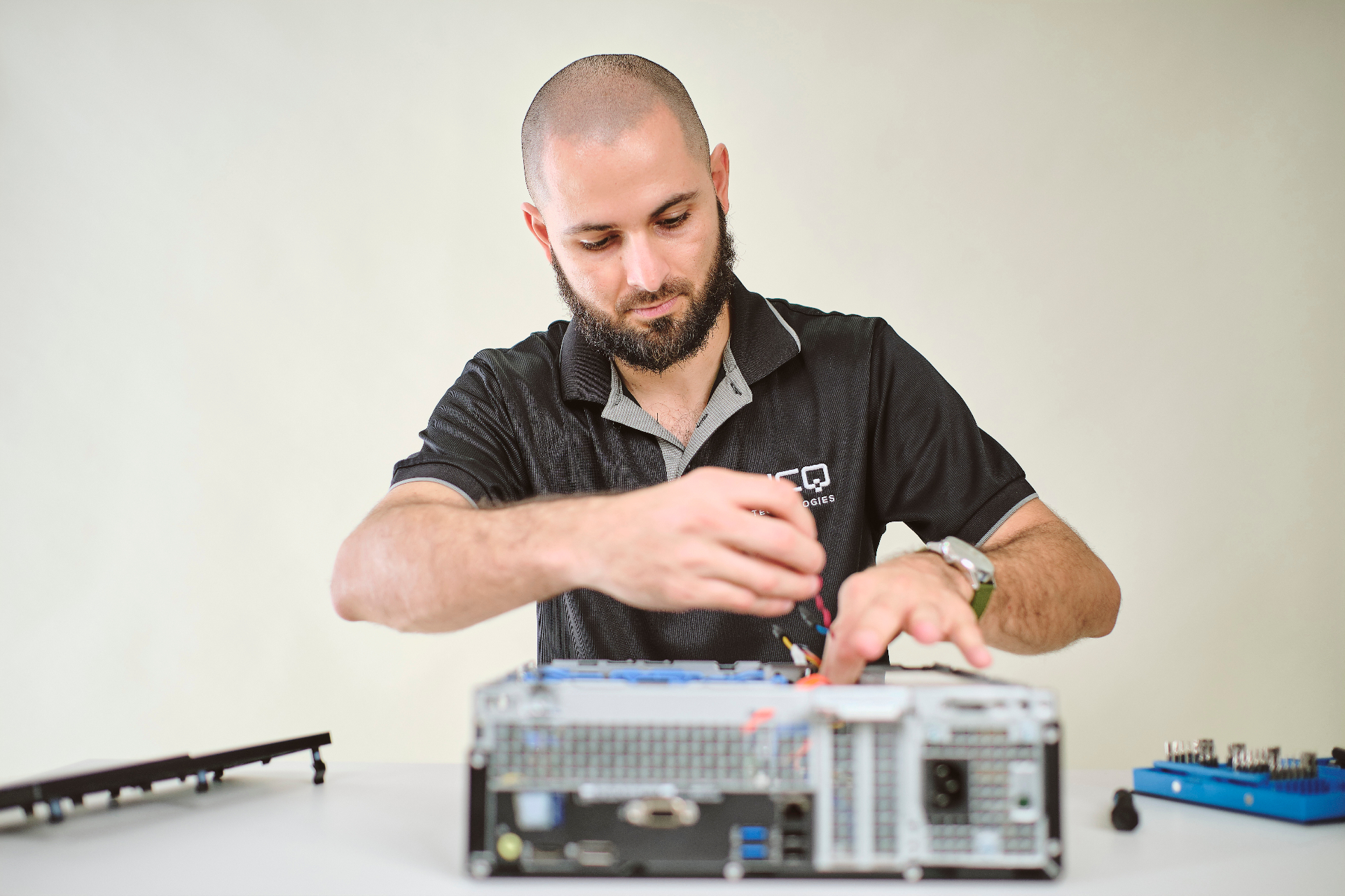 Técnico reparando servidor